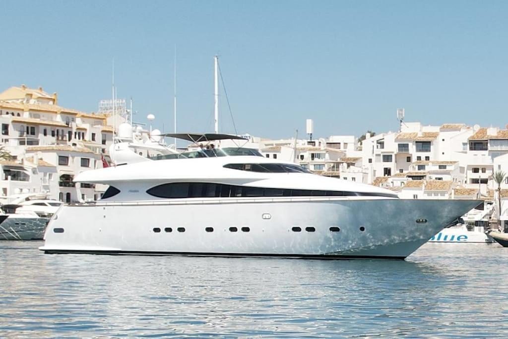 Super Yacht Located In Puerto Banus Hotel มาร์เบยา ภายนอก รูปภาพ
