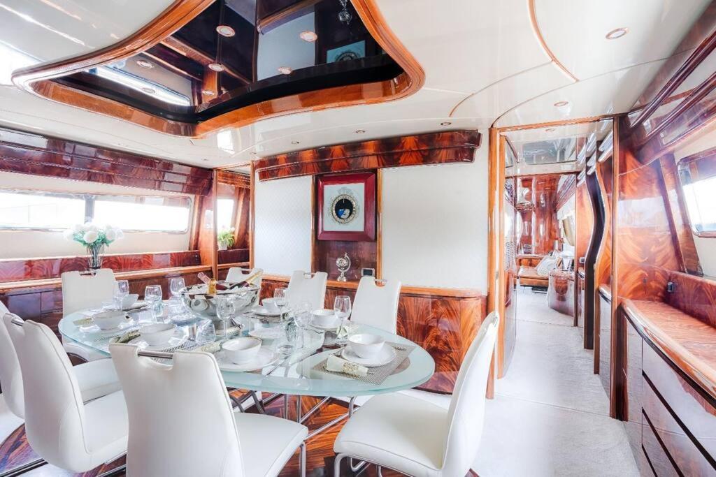Super Yacht Located In Puerto Banus Hotel มาร์เบยา ภายนอก รูปภาพ
