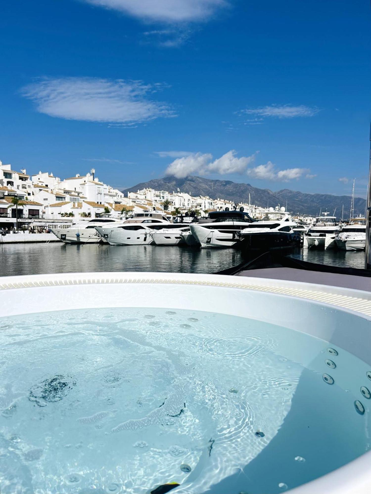 Super Yacht Located In Puerto Banus Hotel มาร์เบยา ภายนอก รูปภาพ